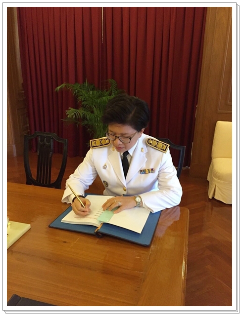 ﻿กรมบังคับคดีถวายพระพรชัยมงคล พิธีลงนามพระชนมายุ 5 รอบ สมเด็จพระเทพรัตนราชสุดาฯ 